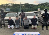 La Policía presentó a los sospechosos detenidos en Chone junto con los indicios recabados durante el operativo.