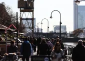 Decenas de personas al recorrer el turístico barrio de Puerto Madero, en la ciudad de Buenos Aires (Argentina)