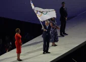 La alcaldesa de Los Angeles, Karen Bass (izq.), recibe la bandera olímpica de manos del presidente del COI, Thomas Bach (c), en foto de archivo.