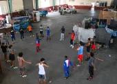 Atletas entrenan en un gimnasio de boxeo donde familias sin hogar se han instalado, en La Habana Vieja, el 9 de junio de 2026.