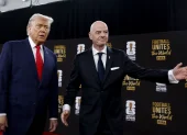 El presidente de Estados Unidos, Donald Trump (i), interactúa con Gianni Infantino, presidente de la FIFA.