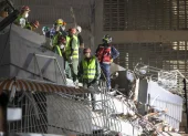 Equipos de rescate trabajan entre los escombros tras los terremotos que sacudieron Venezuela.
