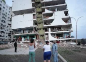 Residentes observan los bloques de viviendas gravemente dañados tras los terremotos en Catia La Mar, estado La Guaira.