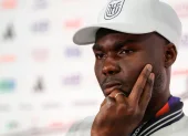 Jordy Caicedo de Ecuador reacciona en una rueda de prensa este miércoles, en el estadio New York.