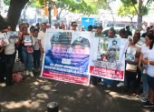 Los familiares de los guardias desaparecidos realizaron un plantón al pie de la Gobernación del Guayas, en Guayaquil, para exigir resultados de la búsqueda.