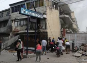 Residentes permanecen en la calle junto a viviendas dañadas tras los terremotos en Catia La Mar, estado La Guaira.