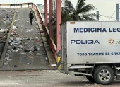Personal de la Policía Judicial participó en el levantamiento del cadáver encontrado en el interior del edificio donde funcionó el centro comercial Multicomercio.