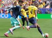 Ecuador - Alemania: Joel Ordóñez (der.) sale desde la zaga contra los teutones.