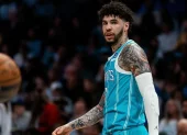 LaMelo Ball durante un partido oficial con los Charlotte Hornets.