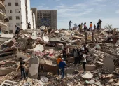 Rescatistas y voluntarios intensifican las labores de búsqueda entre estructuras colapsadas tras el fuerte sismo en Venezuela.