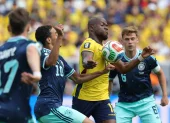 Ecuador - Alemania: el ecuatoriano Enner Valencia intenta superar la marca de los teutones, entre estos la joven figura Jamal Musiala (10).