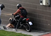 Momento en que delincuentes en motocicleta interceptan a mujer en Quito Tenis, le roban pertenencias y la embisten durante violento asalto registrado.
