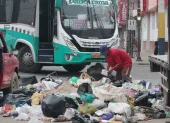 Insalubridad. Montículos de basura se acumularon ayer en distintos sectores de Durán tras la suspensión del servicio de recolección.