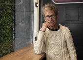 Adolfo Macías Huerta es escritor y psicoterapeuta. Cuenta con una extensa bibliografía, entre la que constan obras como Precipicio portátil para damas, Las niñas, El Dios que ríe