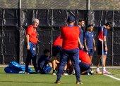 El seleccionador de Paraguay, Gustavo Alfaro (i), dirige un entrenamiento en el Spartan Soccer Complex, en San José, California (Estados Unidos).
