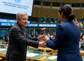 Foto creada con IA, de António Guterres, entregando la posta a una mujer, para dirigir la ONU.