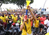 Miles de hinchas salieron a las calles de Guayaquil para celebrar el triunfo de la Selección Ecuatoriana este 25 de junio.