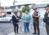 Trabajo. La organización vecinal fortalece la seguridad barrial mediante coordinación con Policía y depuración constante de chats comunitarios.