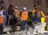 Integrantes de Protección Civil y voluntarios trabajan entre los escombros tras el terremoto en Venezuela.