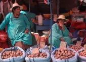 Personas ofreciendo sus productos en un mercado en La Paz (Bolivia).