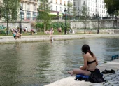 Varios parisinos se refrescan a orillas del Sena en París, en una imagen de esta semana.