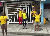 Vecinos y familiares de Gonzalo Plata celebran en el suburbio de Guayaquil tras el triunfo de Ecuador sobre Alemania en el Mundial 2026.