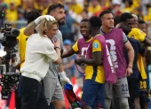 Sebastián Beccacece y un festejo con sus jugadores en Nueva Jersey.
