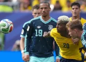 Nilson Angulo de Ecuador disputa el balón con Joshua Kimmich (d) de Alemania este jueves, en un partido del grupo E del Mundial de la FIFA 2026.