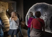 Reproducción de un grabado de 1809 en las galerías subterráneas de las Catacumbas de París.
