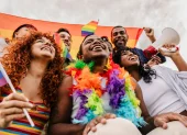 El Pride Ecuador 2026 reúne a la comunidad LGBTI en las calles para visibilizar sus luchas y celebrar el derecho a existir libremente.