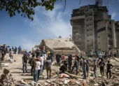 Rescatistas y voluntarios buscan víctimas en una vivienda afectada por los terremotos este jueves, en el municipio Libertador en el este de Caracas (Venezuela).