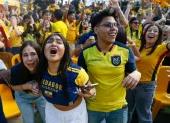 Aficionadas ecuatorianas celebran en Quito la victoria (2-1) de la Tri ante Alemania este jueves en un partido del Grupo E del Mundial 2026.