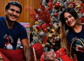 Héctor Bello junto a su esposa e hija.