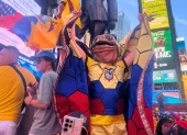El 'banderazo' ecuatoriano se tomó Times Square previo al partido contra Alemania por el Mundial 2026.