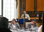 David Norero representó la defensa legal del alcalde en esta sesión extraordinaria que tramitó su archivada remoción.