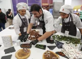 Estudiantes y docentes de la UIDE exponen en la feria preparaciones a base de chocolate.
