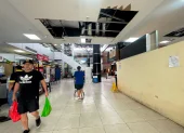 Deterioro. La falta de tumbado se observa en varias zonas del mercado, lo que incomoda al público.