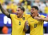 Jordy Alcívar (i) y Alan Franco, de Ecuador, en la celebración por el pase a 16avos de final del Mundial 2026.