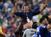 Jugadores celebraron con el entrenador de Cabo Verde, Bubista (c), al conseguir el pase a 16avos de final del Mundial 2026.