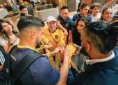 Mundial 2026: Hernán Galíndez, arquero, firma autógrafos a los seguidores de Ecuador, tras la victoria sobre Alemania.