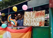 Con globos, carteles y banderas los participantes de la marcha del orgullo recorrieron las calles de Quito.