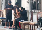Familiares y vecinos llegaron al sitio tras el ataque que dejó un adolescente fallecido.