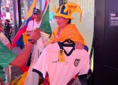Comerciantes ecuatorianos en Times Square aprovechan la emoción por Ecuador en el Mundial 2026.