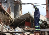 Un hombre trabaja en las tareas de levantamiento de escombros y rescate de víctimas en El Junquito, a las afueras de Caracas.