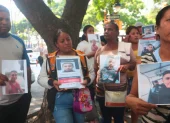 Familiares de los guardias desaparecidos en isla Puná han realizado plantones afuera de la Gobernación del Guayas para exigir que se acelere la búsqueda.