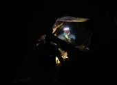 Personas realizan labores de búsqueda en una zona afectada por un terremoto este viernes, en La Guaira (Venezuela).