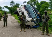 Operativos militares simultáneos dejaron decomisos de combustible, armas y droga en Lago Agrio y Huaquillas.
