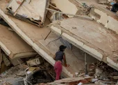 Los ciudadanos siguen buscando a sus familiares entre los escombros de los edificios y casas que se cayeron por los terremotos de Venezuela.