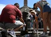 Las personas se hidratan constantemente en ciudades como Roma, una de las que enfrenta la histórica ola de calor, alentada por el cambio climático.