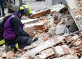 Los rescatistas siguen con sus tareas para encontrar más sobrevivientes de los terremotos, mientras el tiempo se agota.